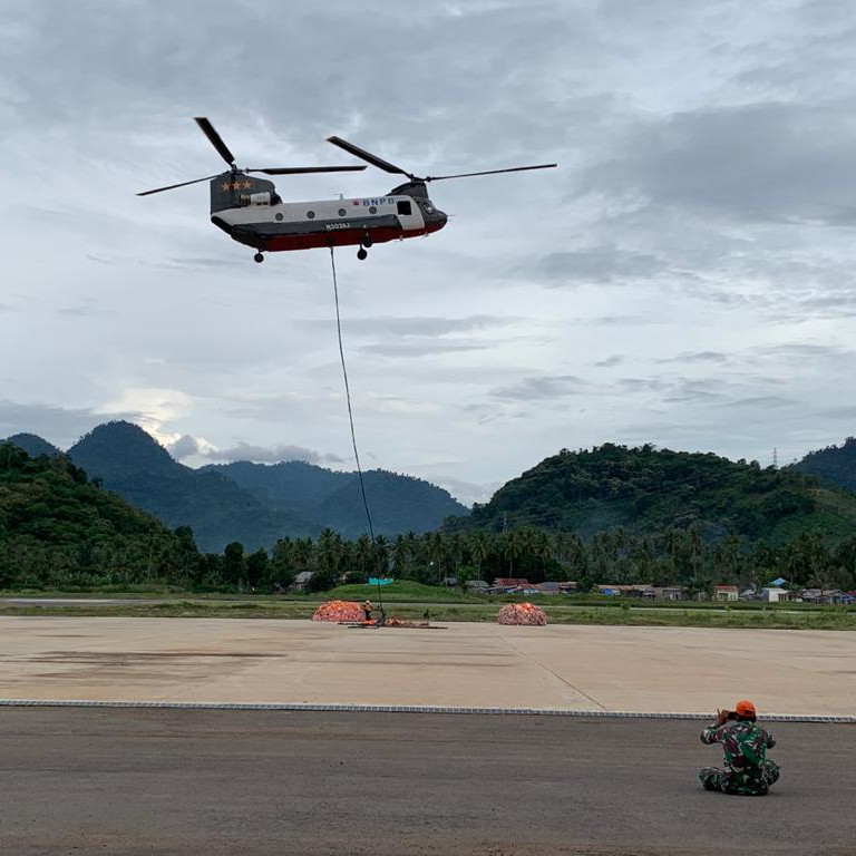 Chinook BNPB Daratkan 8 Ton Bantuan Menuju Dua Desa Terdampak Gempa Sulbar