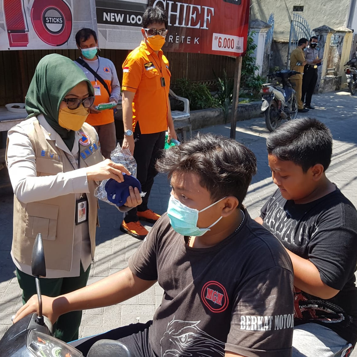 Dorong Upaya Pemulihan Sosial Ekonomi Masyarakat, BNPB Dukung Optimalisasi Posko PPKM Level 4 Lewat Distribusi Masker