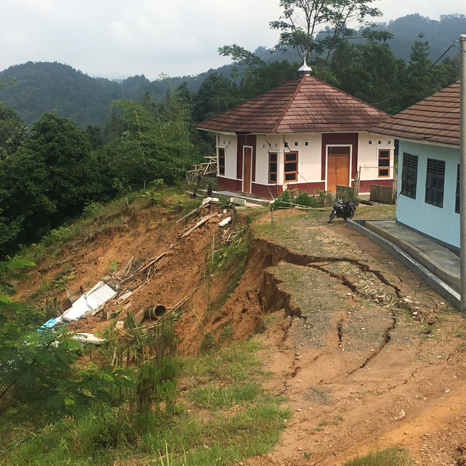 Gedung Sekolah Terdampak Tanah Longsor di Lebak