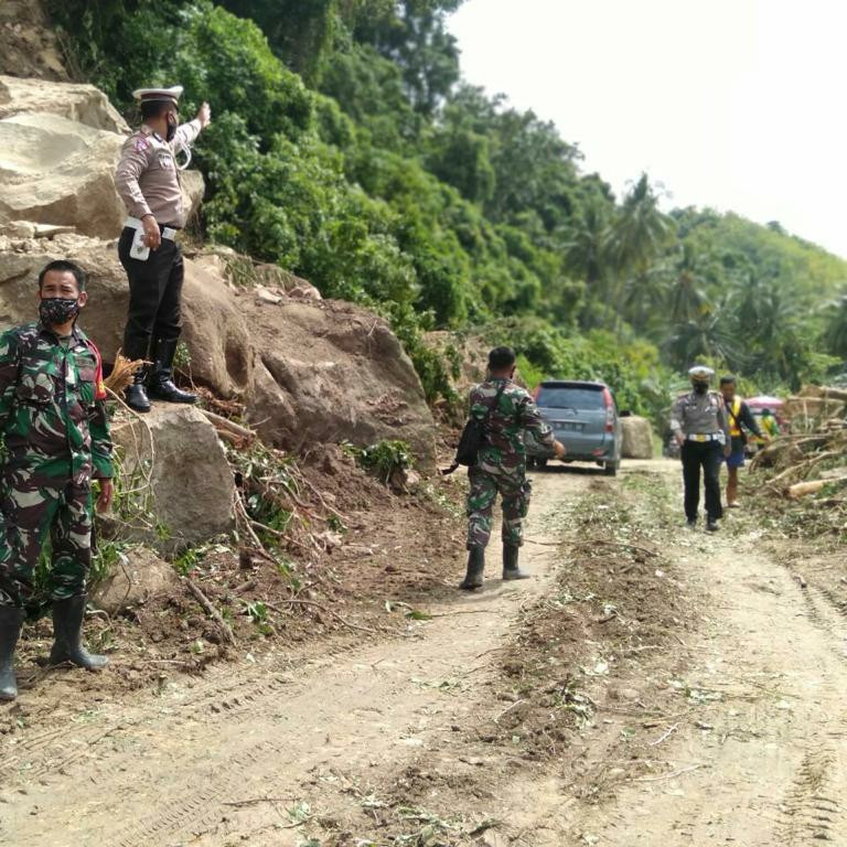 Sempat Terputus, Tim Gabungan Pulihkan Akses Jalan Poros Majene - Mamuju