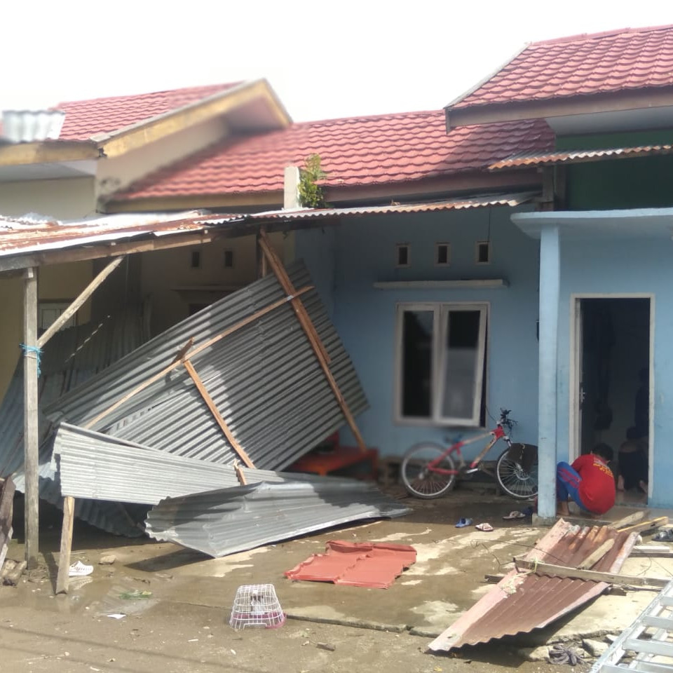 Perbaikan Rumah Warga Sinjai yang Rusak Akibat Angin Kencang