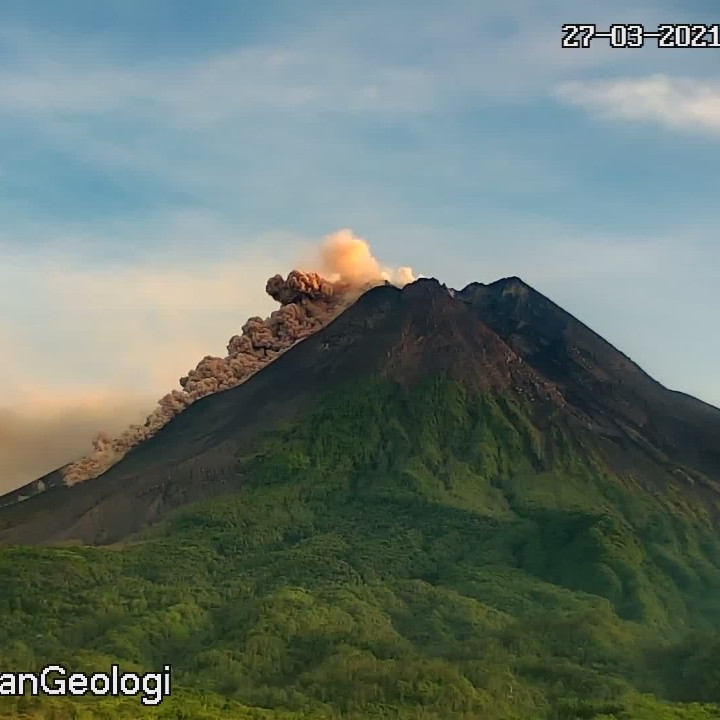 Gunung Merapi Luncurkan Awan Panas Guguran Sejauh 1.300 Meter Pagi Ini