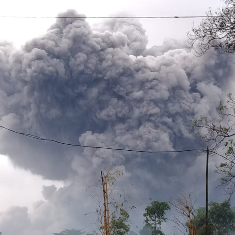 Gunung Semeru Kembali Keluarkan Awan Panas Guguran Sejauh 4,5 Kilometer