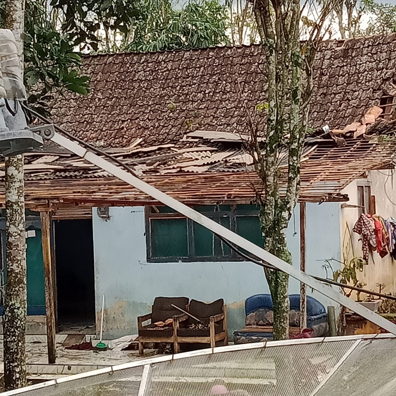 Dua Desa di Bondowoso Diterjang Angin Kencang, Puluhan Rumah Warga Rusak