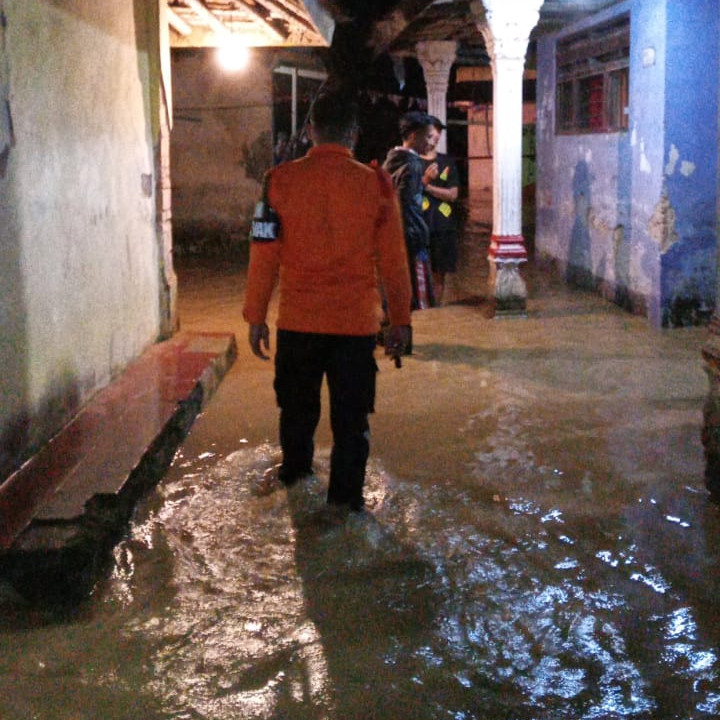 Banjir Surut Menyisakan Lumpur Rumah Warga Dua Desa di Wilayah Kabupaten Bogor