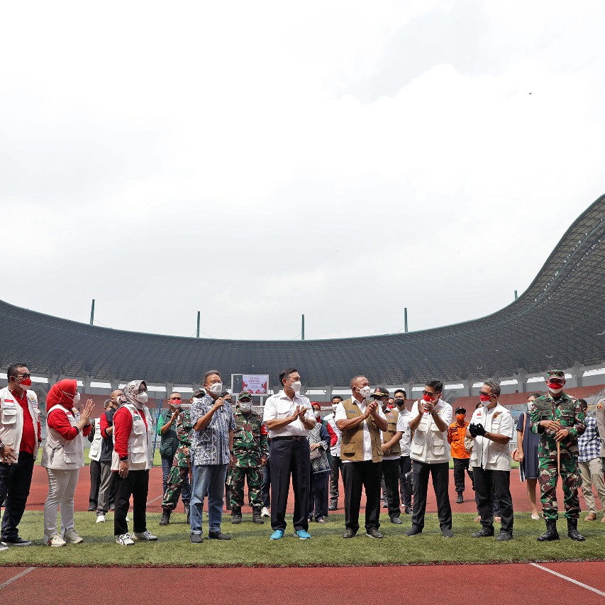 Tinjau Vaksinasi Stadion Pakansari, Ketua Satgas Minta Agar Tetap Patuhi Prokes