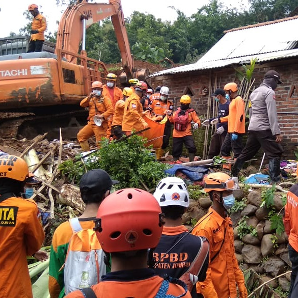 [Update] – Sebanyak 101 Warga Mengungsi Pascalongsor Desa Ngetos