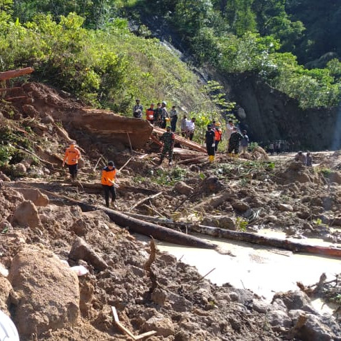 [Update] – Lokasi Longsoran Sulitkan Proses Pencarian Korban Warga Batang Toru