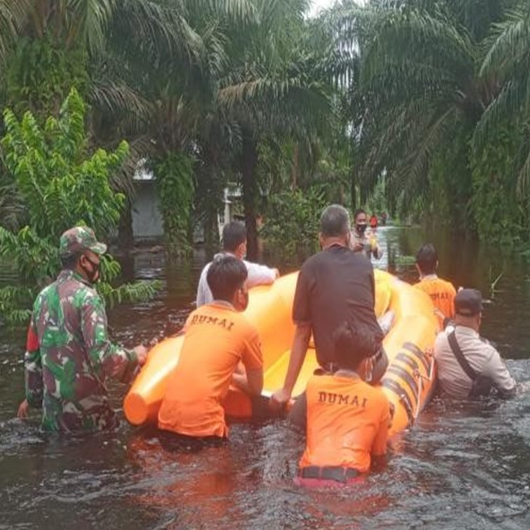 Banjir Melanda, BPBD Kota Dumai Salurkan 500 Bantuan Logistik Makanan Bagi Warga