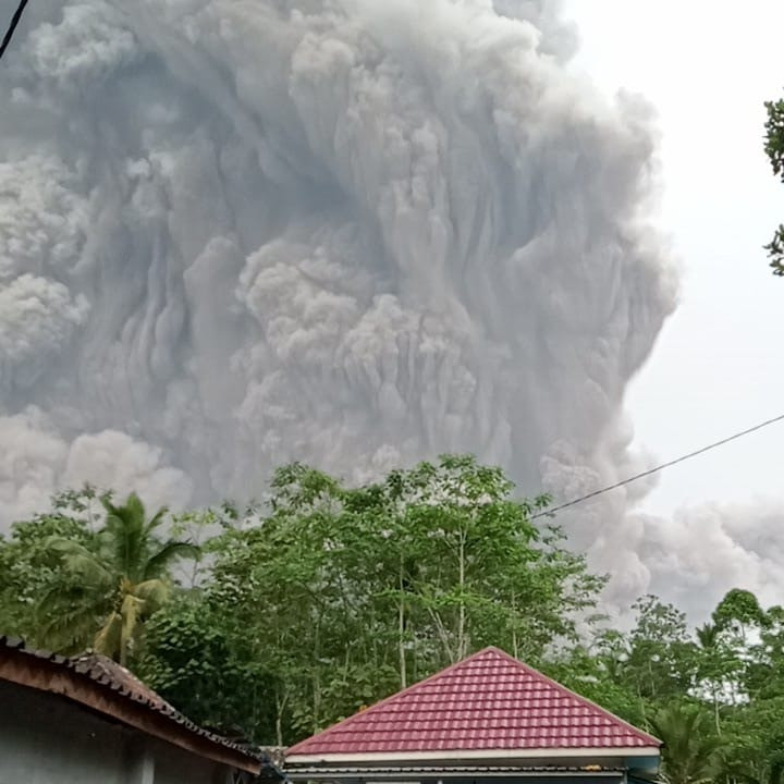 Aktifitas Awan Panas Guguran (APG) Gunung Semeru Berdampak pada Masyarakat di Kecamatan Pronojiwo, Kabupaten Lumajang