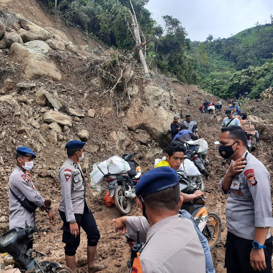 Tinjau Longsor Majene, Kepala BNPB: Jalur Ulumanda Sudah Dapat Dilalui Kendaraan