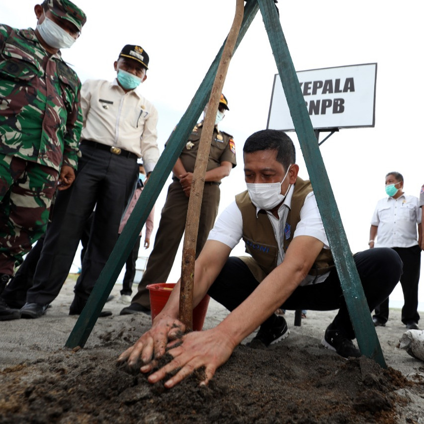 Jejak Doni Monardo Merawat Benteng Alami Gempabumi dan Tsunami di Pantai Kata Pariaman