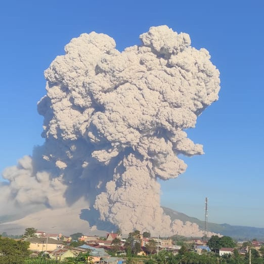 Kembali Bererupsi, Gunung Sinabung Luncurkan Awan Panas Sejauh 4.500 Meter