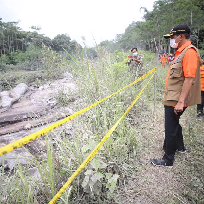 Tinjau Penanganan Erupsi Gunung Semeru, Kepala BNPB Serahkan Bantuan 500 Juta