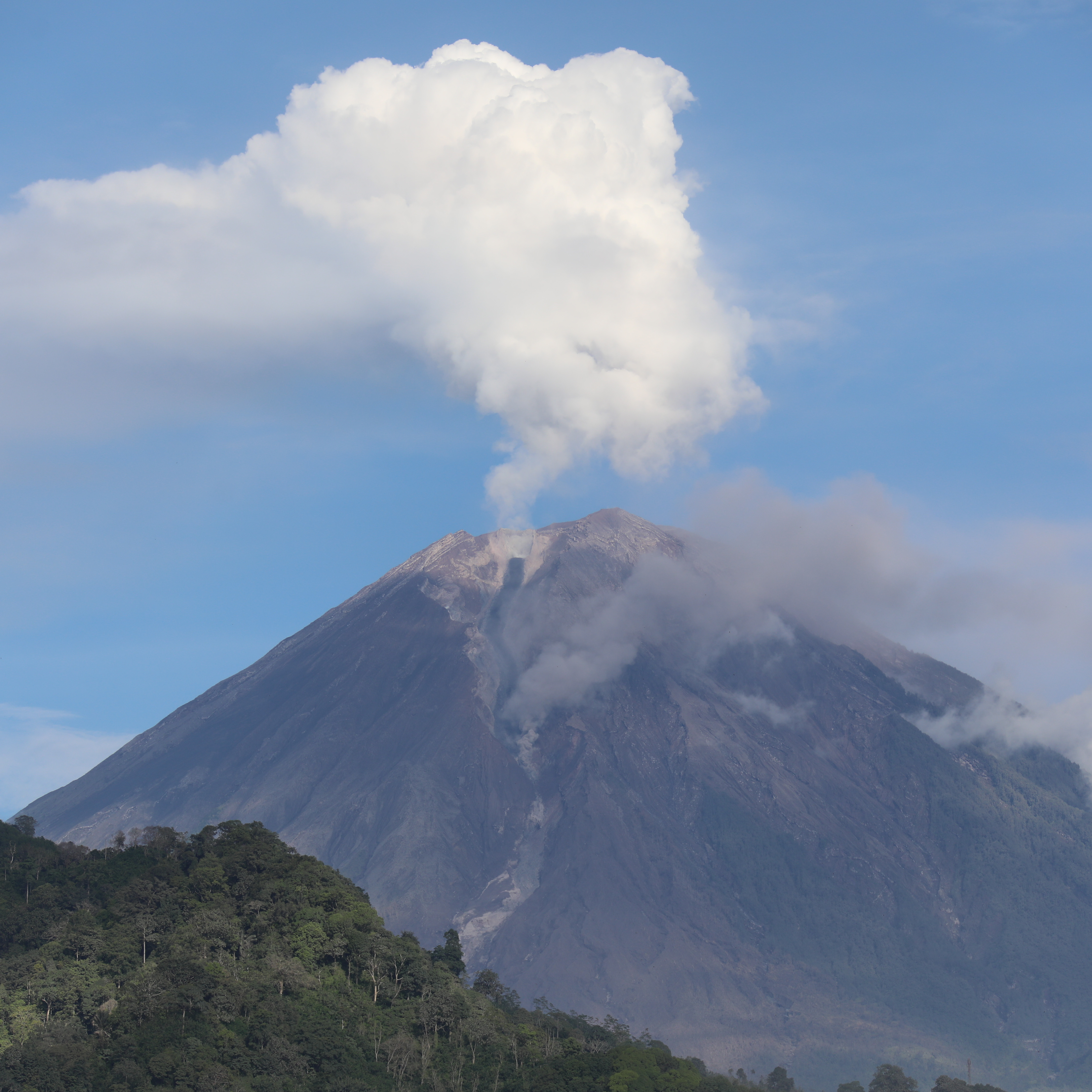 [Update] – Hari ini Tercatat 10.400 Warga Tersebar di 406 Titik Pengungsian Paska Erupsi Semeru