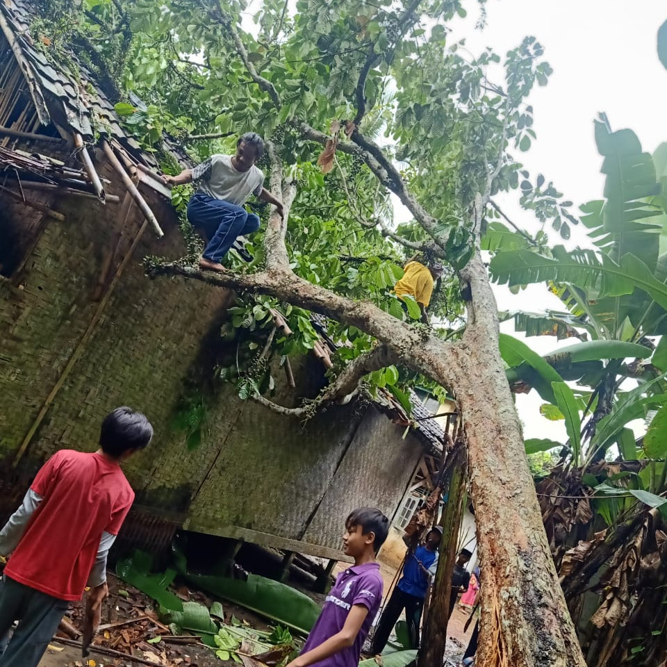 Delapan Siswa Alami Luka Akibat Cuaca Ekstrim yang Melanda Delapan Kecamatan di Lebak Banten