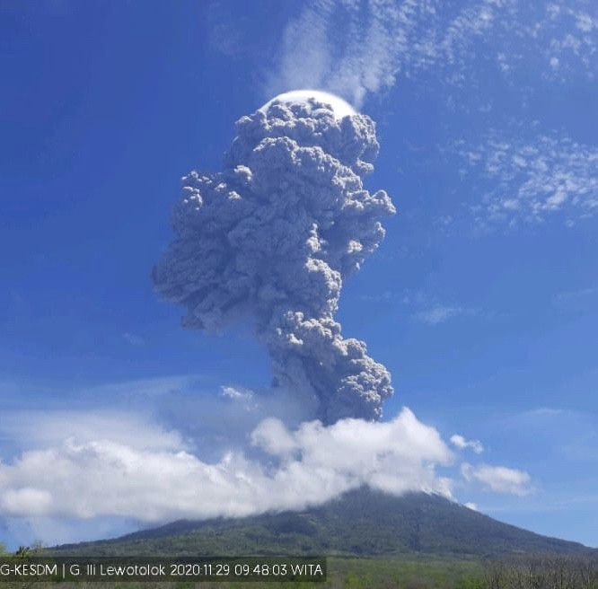 Gunung Ili Lewotolok Erupsi, Tinggi Kolom 4.000 Meter