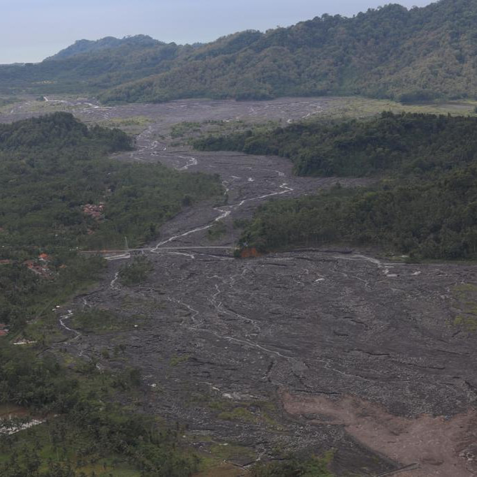 Kepala BNPB Tinjau Lokasi Terdampak Awan Panas Guguran Gunung Semeru Melalui Udara