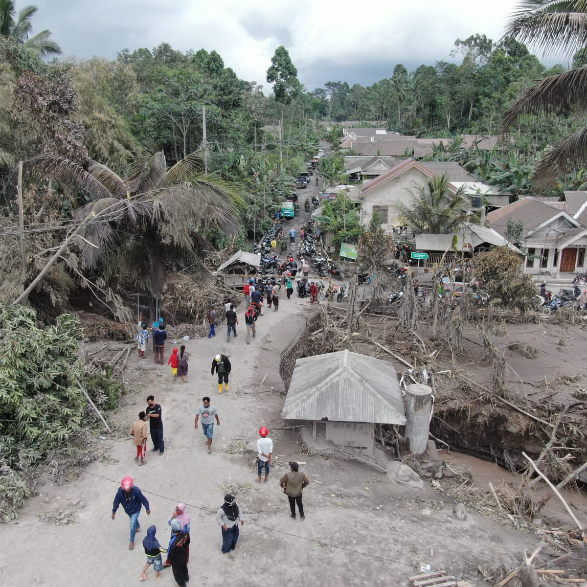 [Update] – Lebih dari 900 Personel Gabungan Lakukan Operasi Penanganan Darurat Paska Erupsi Semeru