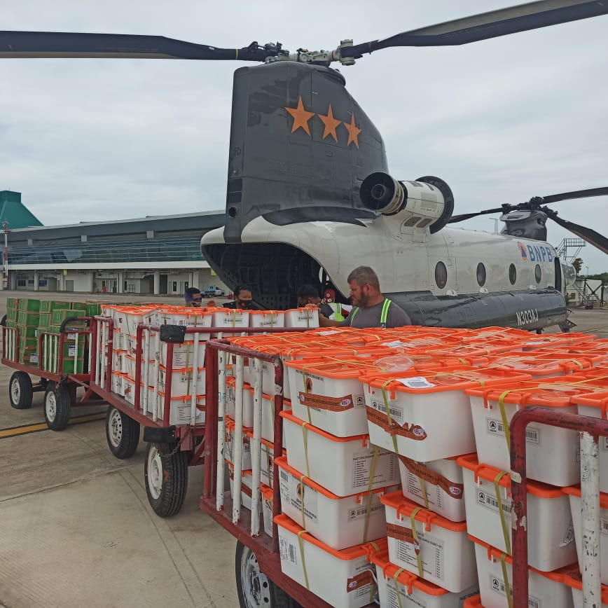 Chinook BNPB Efektifkan Pengiriman Logistik Penanganan Darurat Erupsi Ili Lewotolok