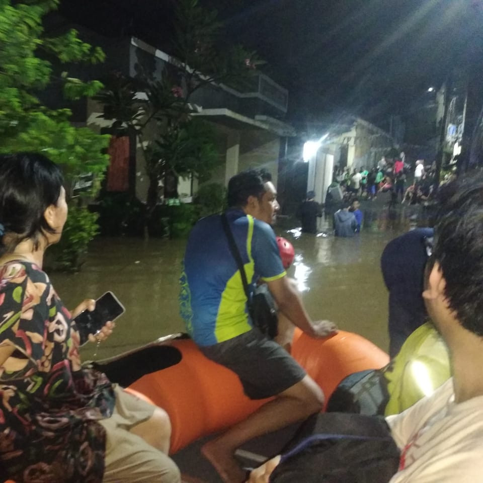 Banjir dan Tanah Longsor Kota Tangerang Selatan Akibatkan Warga Mengungsi