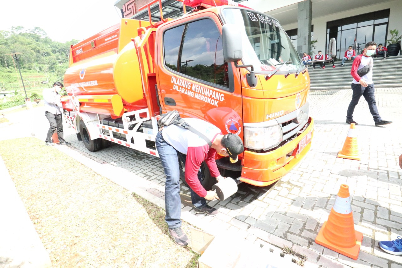 BNPB Memberikan Bantuan Mobil Tangki Avtur untuk Mobilisasi Helikopter Penanganan Karhutla