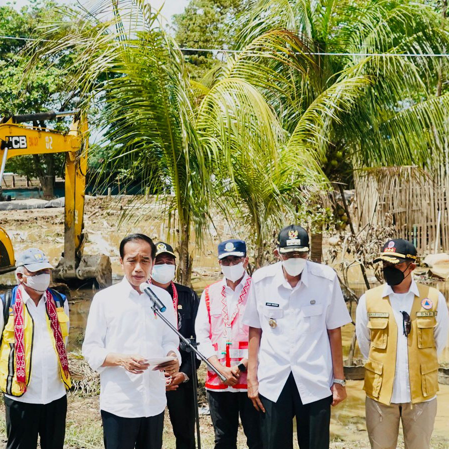 Presiden Tinjau Pembangunan Tanggul Pengendali Banjir dan Serahkan Bantuan Sosial