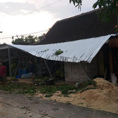 Warga Mayahan Perbaiki Atap Rumah Usai Angin Kencang