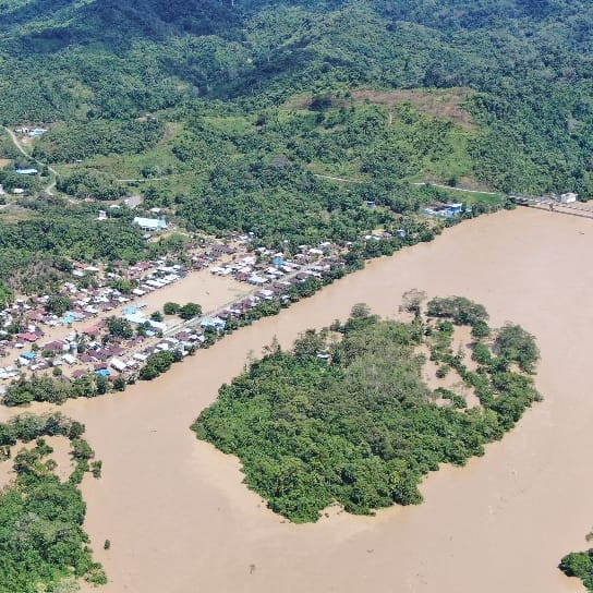 Warga Mengungsi Saat Banjir Landa Beberapa Desa di Kalimantan Utara