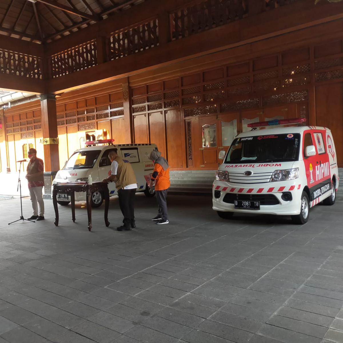 Dukungan Ambulans dan Mobil Jenazah Covid-19 dari Dunia Usaha untuk Pemerintah Kota Surakarta