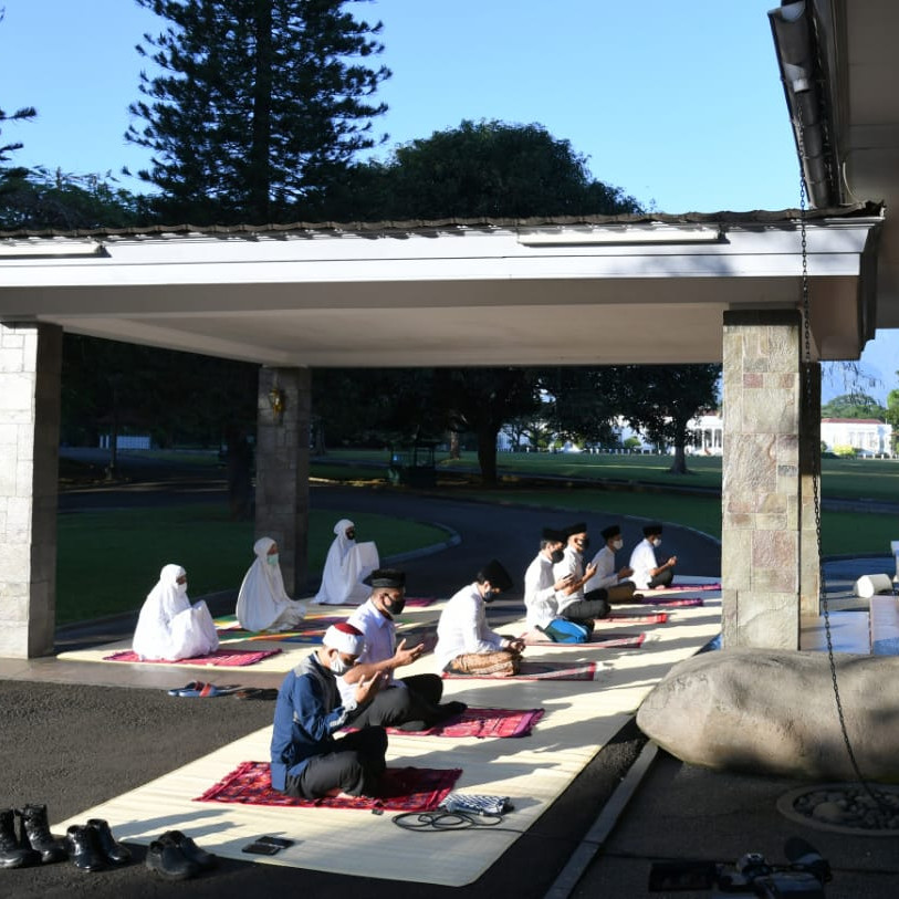 Presiden Jokowi Salat Idulfitri di Halaman Wisma Bayurini