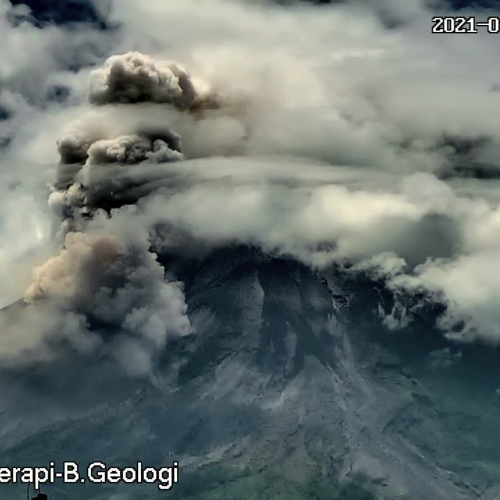 Gunung Merapi Luncurkan Awan Panas Sejauh 2 Kilometer, Hujan Abu Terjadi di Cepogo