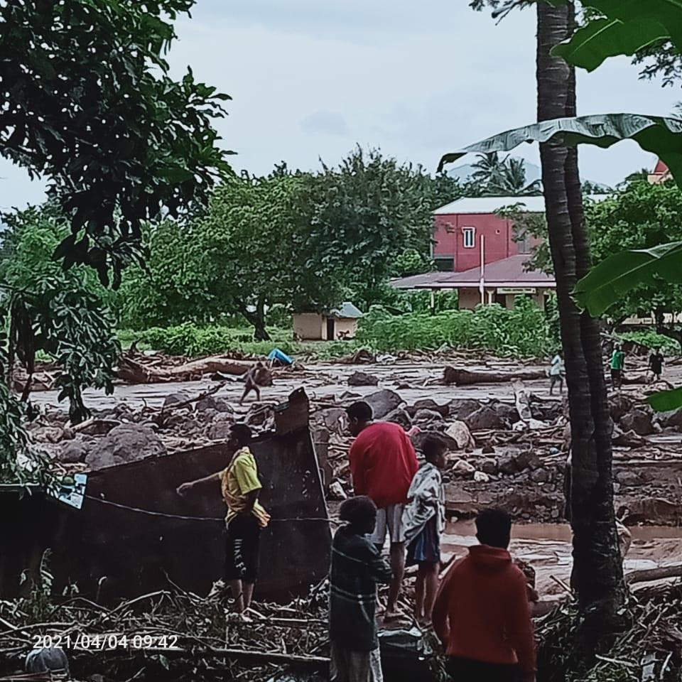 [Update] – Sebanyak 27 Warga diperkirakan Masih Hilang Akibat Banjir Bandang Flotim