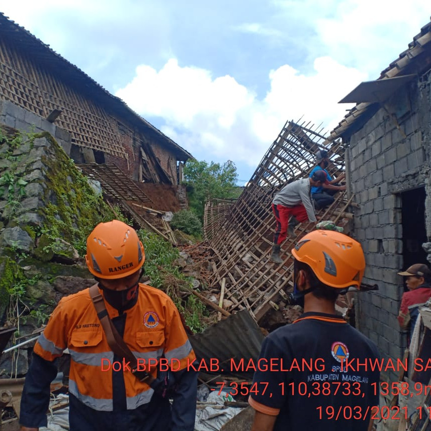 Tanah Longsor Akibatkan Satu Rumah Warga Magelang Rusak Berat