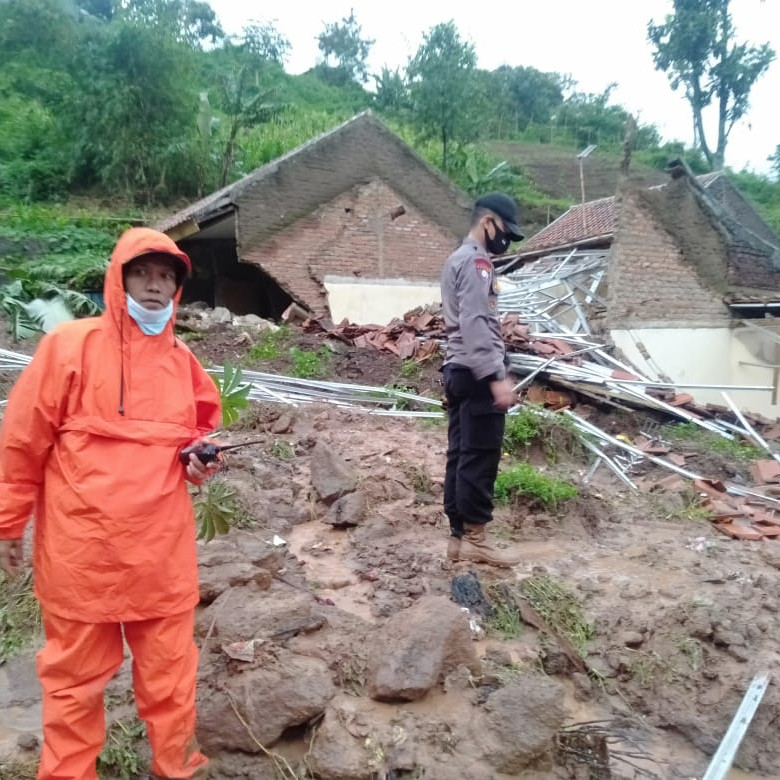 Tanah Longsor Diperkirakan Timbun 12 Warga Cihanjuang