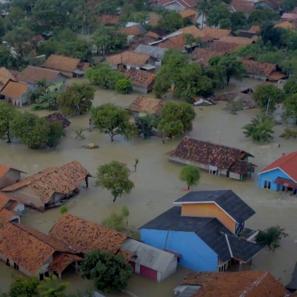 Tinjau Banjir Karawang Lewat Udara, Kepala BNPB Temukan Beberapa Titik Kerusakan Sungai dan Tanggul