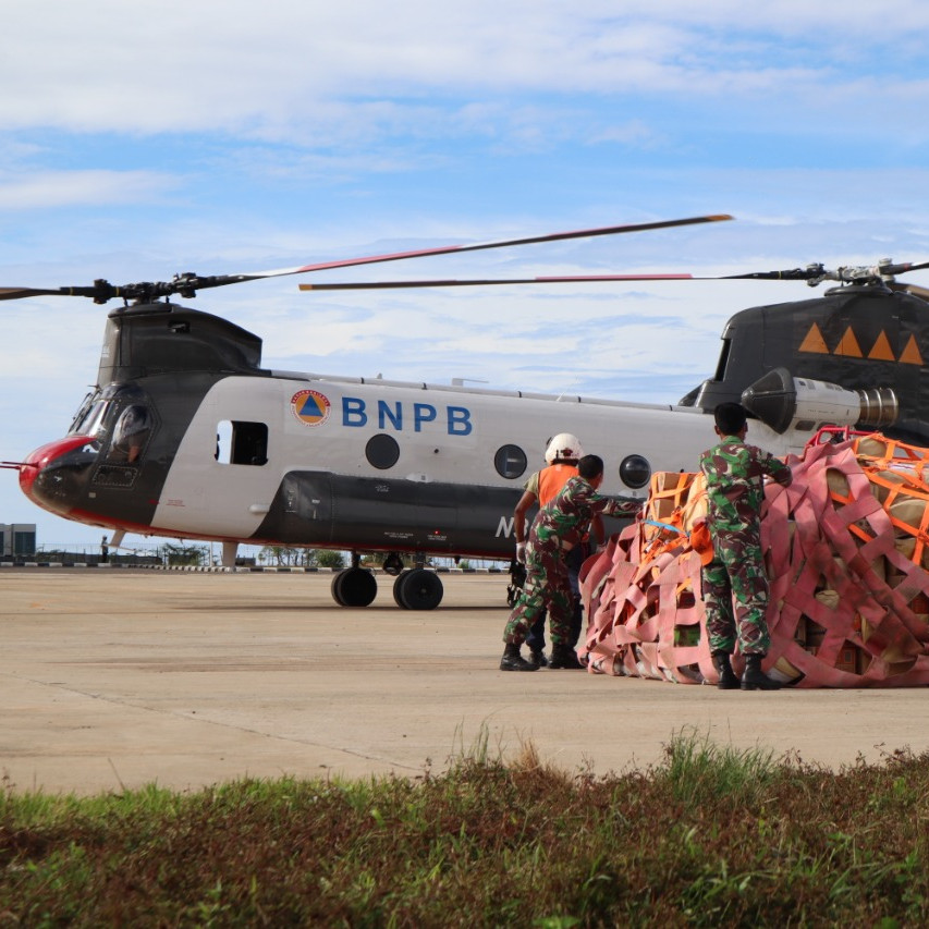 Keahlian dan Kecepatan dengan Helikopter Chinook Kirim Bantuan Korban Gempa Sulbar