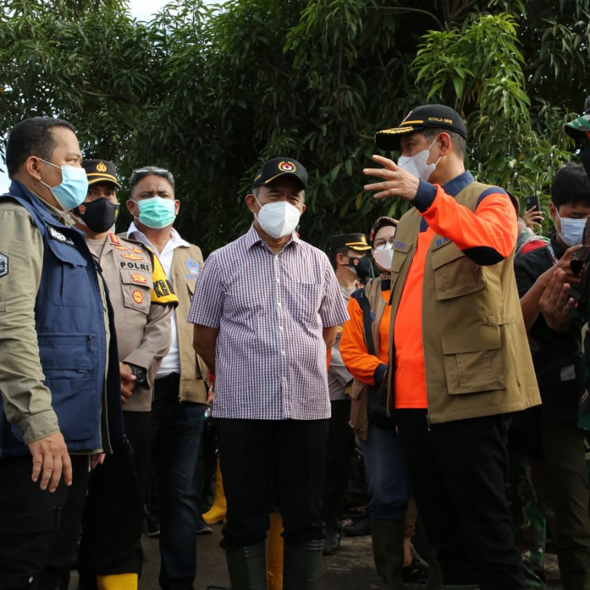 Kepala BNPB Tinjau Penanganan Banjir di Karawang dan Serahkan Bantuan 500 Juta