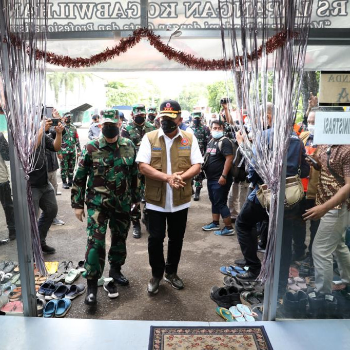 Tinjau RS Lapangan Indrapura, Ketua Satgas Pastikan Kesiapan Antisipasi Lonjakan Kasus COVID-19 dari Bangkalan dan Repatriasi PMI