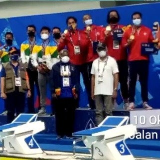 Satgas Prokes Kalungkan Medali Juara Renang Estafet 4x200m yang Aman COVID-19