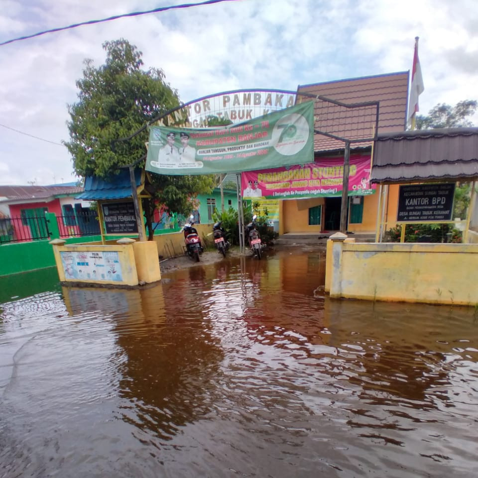 Warga Banjir Pilih Bertahan di Rumah Saat Banjir