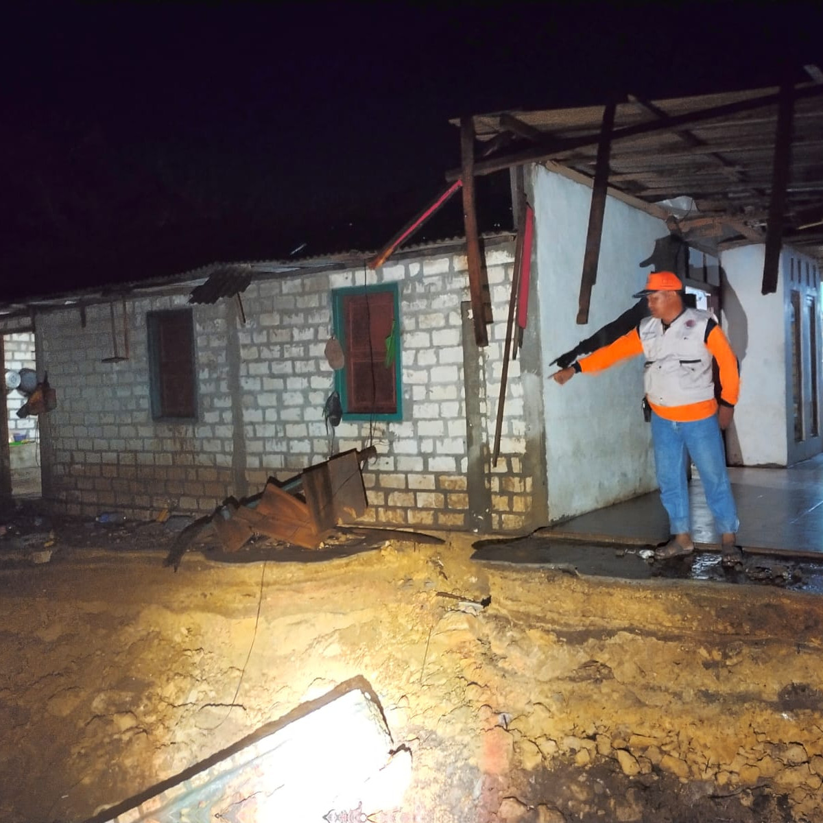 Banjir Bandang Lamongan Sudah Surut, Warga Gotong Royong Bersihkan Sisa Lumpur