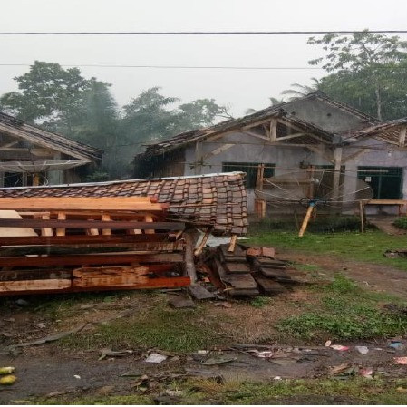 Sebelas Rumah Warga Kabupaten Pandeglang Rusak Berat Akibat Angin Kencang