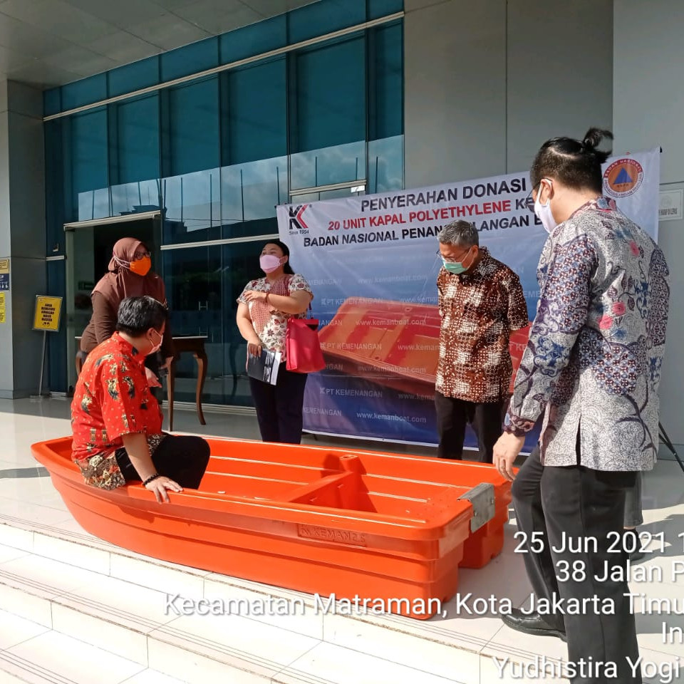 Bantuan Dua Puluh Unit Perahu Polyethylene untuk Penanganan Banjir