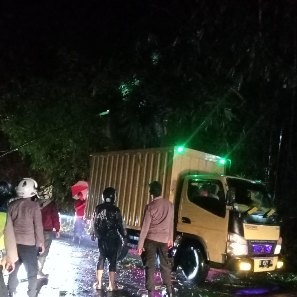 Banjir dan Tanah Longsor Majalengka Sebabkan Tiga Akses Jalan Tertutup