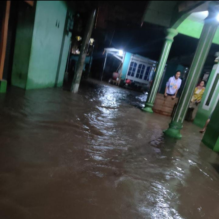 Pascabanjir yang Dipicu Hujan Deras, Dua Kampung di Serang Masih Tergenang