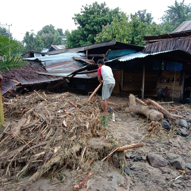 Tim Gabungan Lakukan Upaya Penanganan Banjir dan Longsor di Kabupaten Mamasa