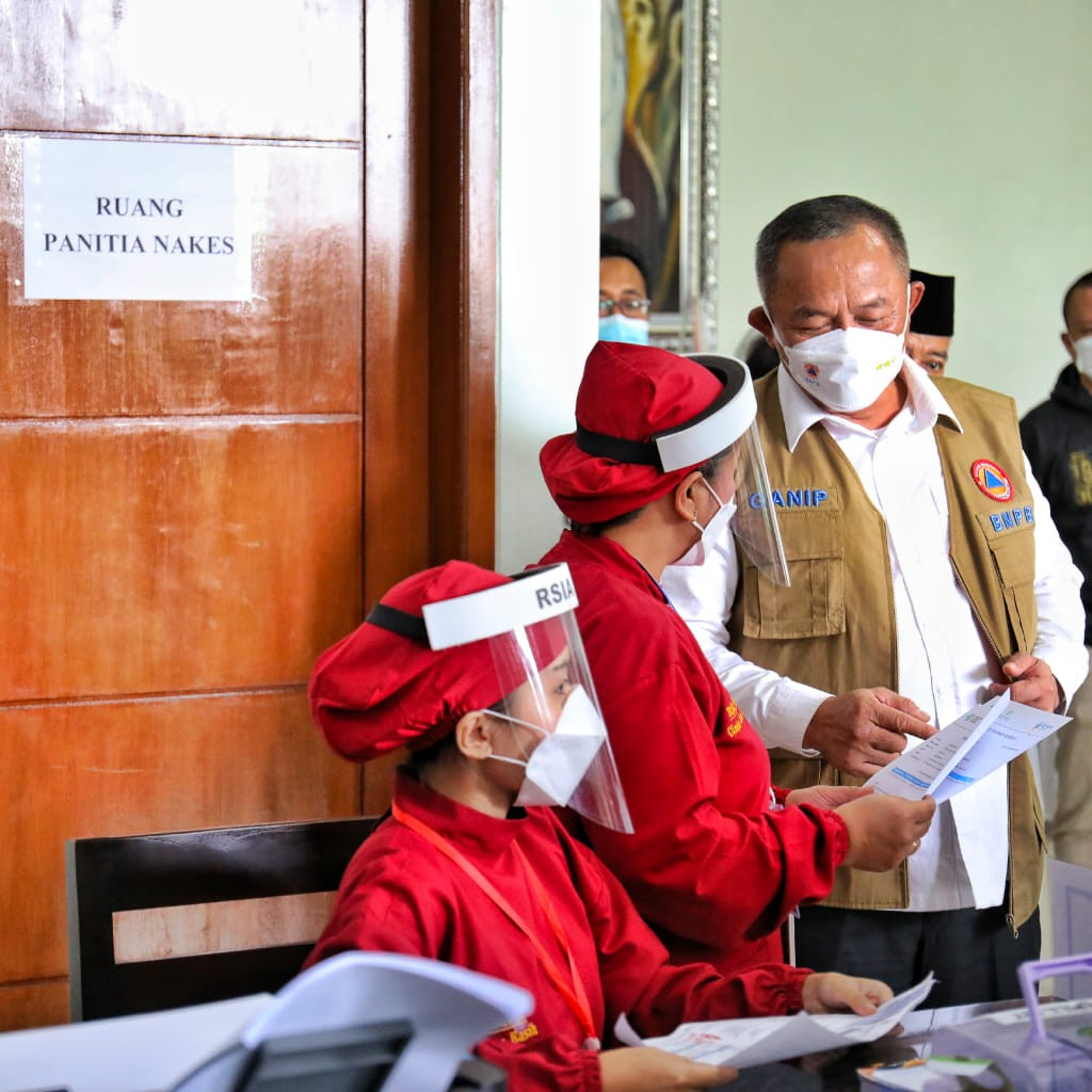 Tinjau Vaksinasi Pendopo Aspirasi, Ketua Satgas : Vaksin dan Masker Layaknya Payung Saat Hujan