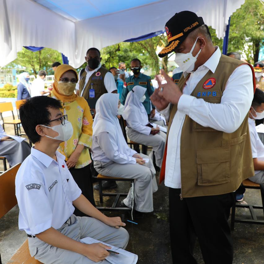 Tinjau Vaksinasi Pelajar SMAN 8 Pekanbaru, Ka BNPB Apresiasi IDI Riau