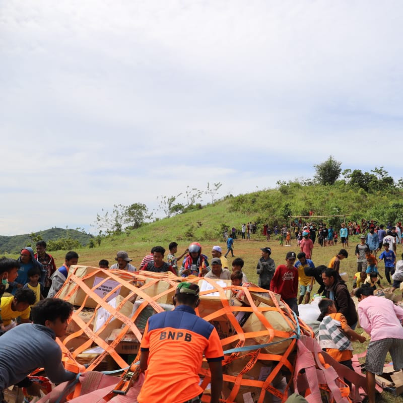 Warga Desa Terisolir Ucapkan Terima Kasih Saat Bantuan Tiba